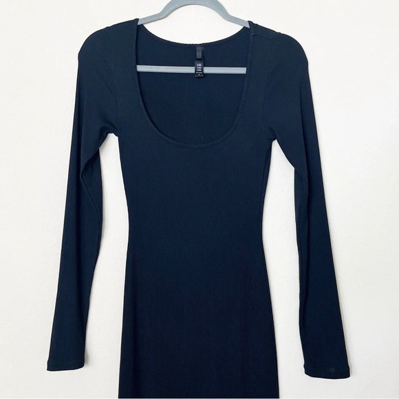 Skims Soft Lounge Long Sleeve Maxi Dress Ribbed Onyx
Size Small - Picture 7 of 14